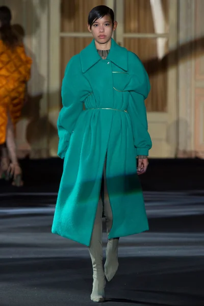 Look 19